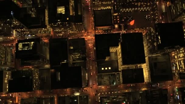 Arranha-céus da cidade e tráfego de passageiros — Vídeo de Stock