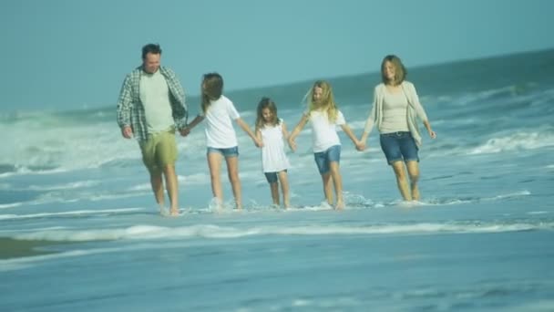 Familia caminando descalza en la playa — Vídeos de Stock