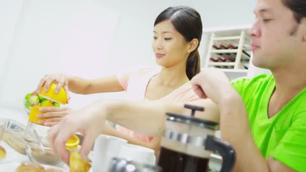 Joven pareja asiática preparando un desayuno fresco — Vídeos de Stock