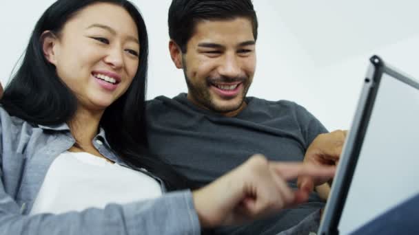 Pareja en sofá usando tableta — Vídeo de stock