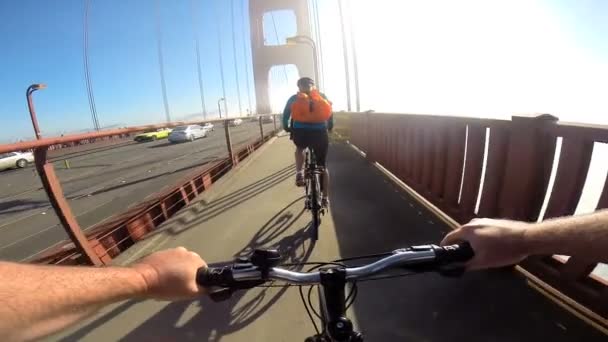 几个骑在金门大桥上 — 图库视频影像