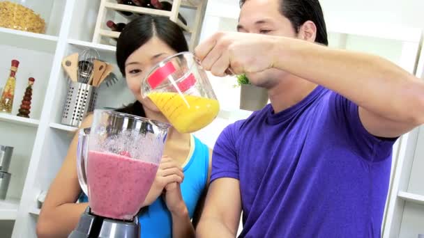 Casal adicionando suco de laranja espremido na hora — Vídeo de Stock