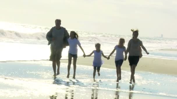 Pais e filhas na praia — Vídeo de Stock