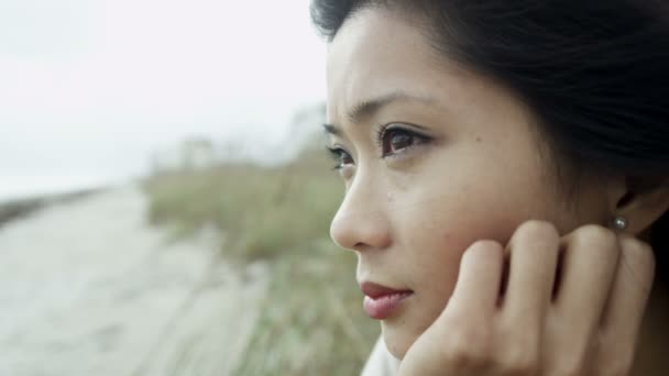 Азиатка на улице выглядит несчастной — стоковое видео