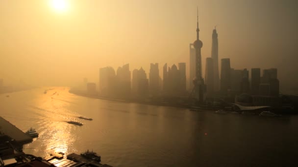 Paisaje urbano con neblina matutina — Vídeos de Stock