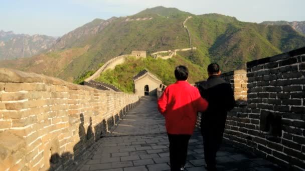 Menschen an der großen Mauer aus China — Stockvideo