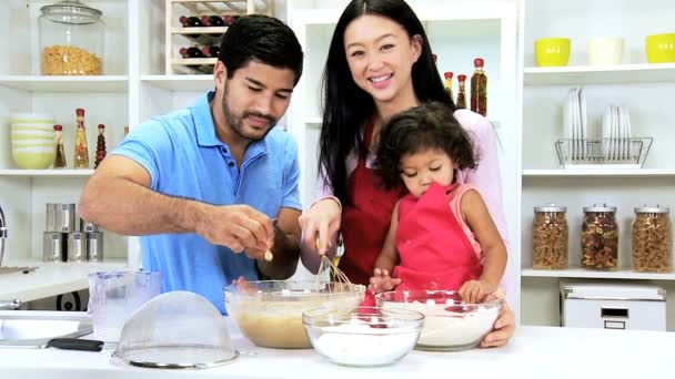 Pareja con hija preparando ingredientes — Vídeo de stock