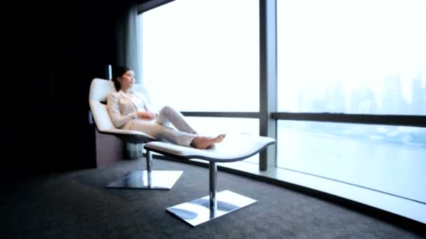 Zakenvrouw ontspannen in de moderne stoel — Stockvideo