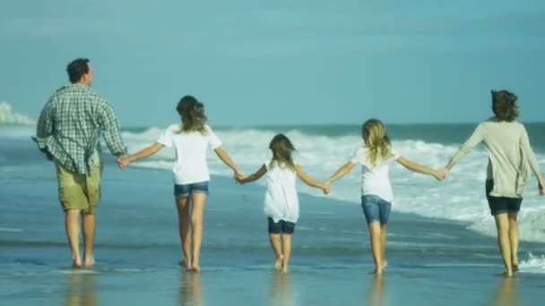 Famille marchant pieds nus sur la plage — Video