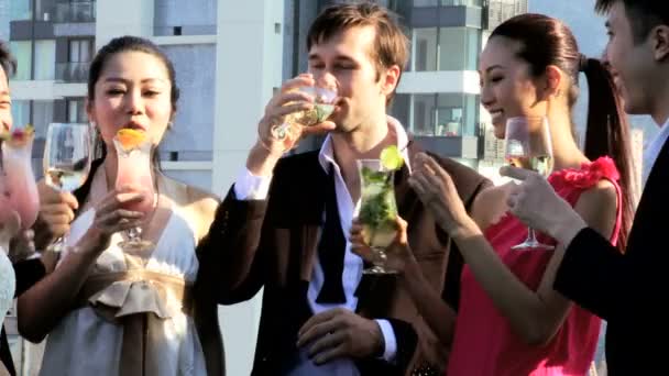 Amigos bebiendo cócteles en la azotea — Vídeo de stock