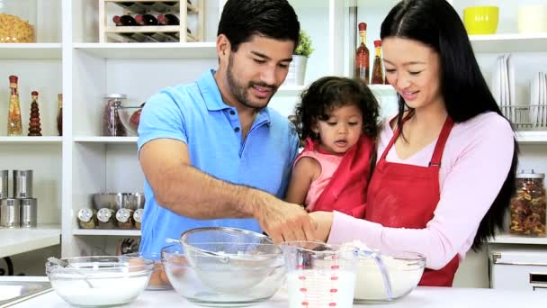 Coppia con bambina in cucina — Video Stock