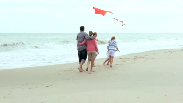 Familj med drake på stranden — Stockvideo