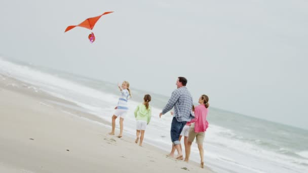 Familia con cometa voladora en la playa — Vídeos de Stock