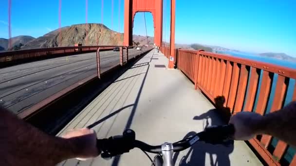 Cyklus jezdec na Golden Gate Bridge — Stock video