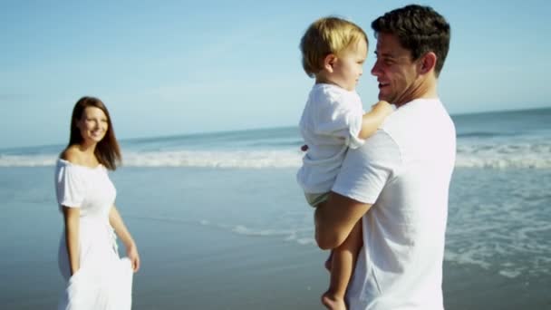 Parents avec fils en vacances à la plage — Video