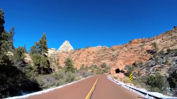 Viaje por carretera a través de terrenos extremos — Vídeo de stock