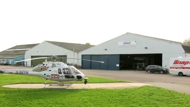 ヘリコプターの着陸空港南西イングランド、英国 — ストック動画