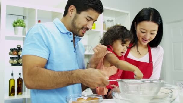 Casal com a filha preparando ingredientes — Vídeo de Stock