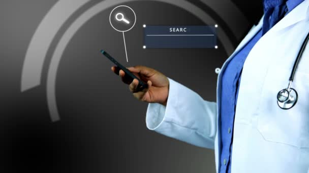 Medico controlla le applicazioni sul telefono cellulare — Video Stock