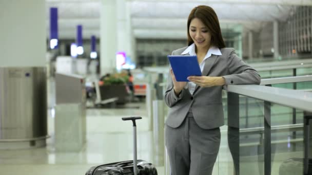 Asian businesswoman in airport terminal — Stock Video