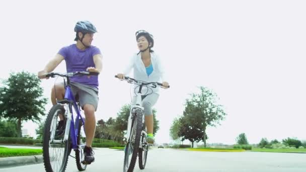 Aziatische paar samen fietsen — Stockvideo