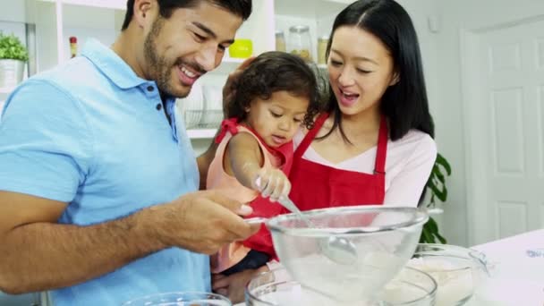 Pareja con hija preparando ingredientes — Vídeos de Stock