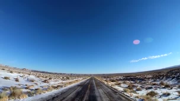 Viaje por carretera a través del paisaje escénico — Vídeos de Stock
