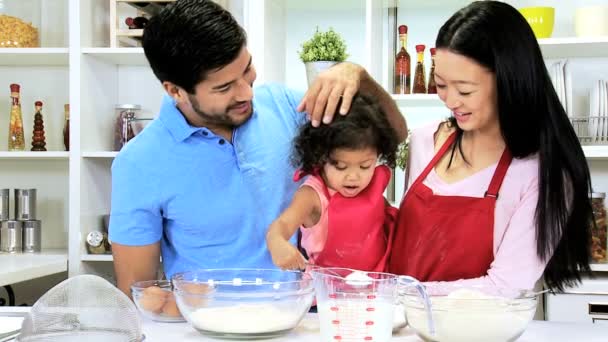 Пара с маленькой дочерью на кухне — стоковое видео