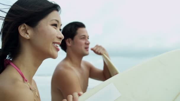 Surfers op strand kijken oceaan golven — Stockvideo