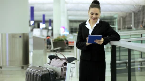 Kaukasische zakenvrouw in luchthaventerminal — Stockvideo