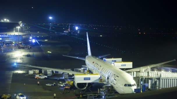 Hong kong internationaler flughafen in der nacht — Stockvideo