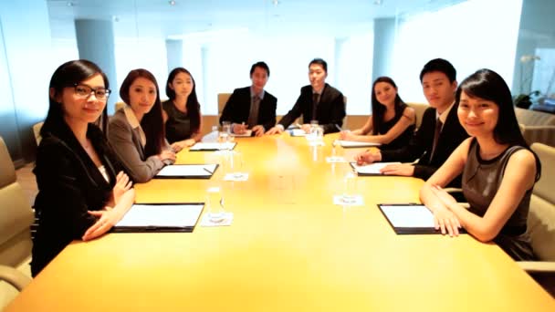Mannelijke en vrouwelijke Aziatische collega's tijdens de bijeenkomst in de directiekamer — Stockvideo
