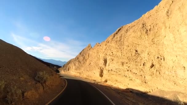 Condução através da paisagem do deserto — Vídeo de Stock