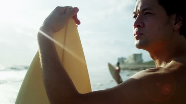 Adam tutarak surfboard Beach — Stok video