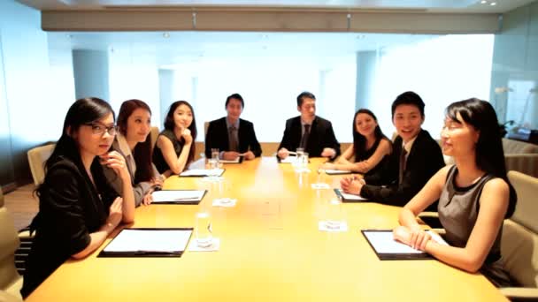 Masculino e feminino Asiático colegas de negócios durante reunião na sala de reuniões — Vídeo de Stock