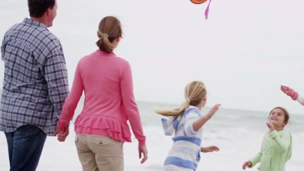 Familie met vliegende kite op strand — Stockvideo