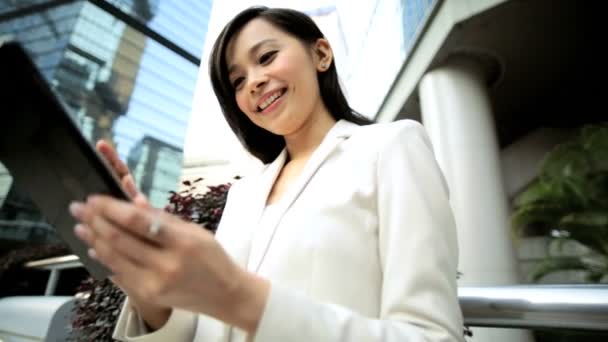 Mujer de negocios al aire libre utilizando la tableta inalámbrica — Vídeos de Stock