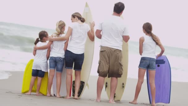 Familj med bodyboards titta på vågorna — Stockvideo