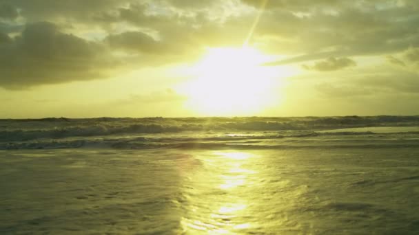 Golden sunset over ocean waves — Stock Video