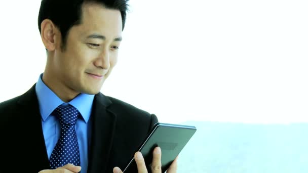 Ázsiai üzletember vezeték nélküli tábla használatával — Stock videók