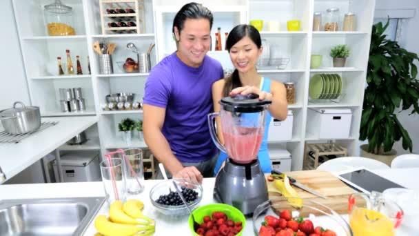 Par förbereder friska fruktsmoothie — Stockvideo