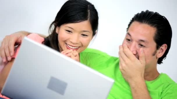 Casal usando laptop sem fio — Vídeo de Stock