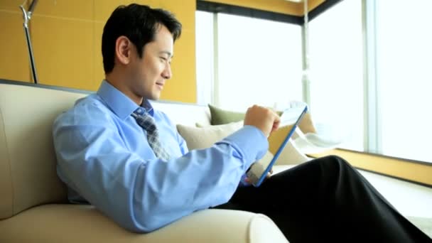 Homme d'affaires utilisant une tablette sans fil — Video