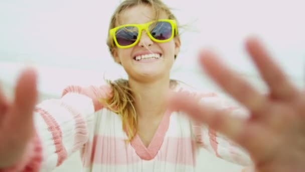 Chica en la playa sonriendo a la cámara — Vídeos de Stock