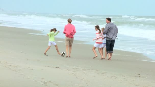 Rodzina kopiąc piłkę na plaży — Wideo stockowe