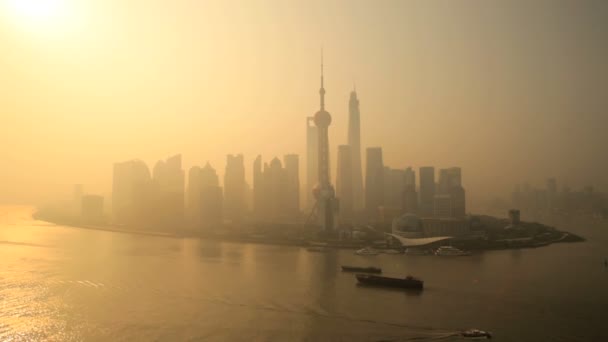 Városképet gazdagító épületnek szánták, a reggeli köd — Stock videók