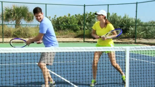 Socios de tenis practicando swing de raqueta — Vídeos de Stock