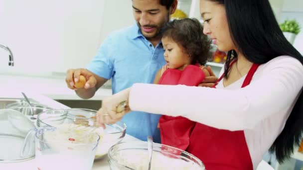 Pareja con hija preparando ingredientes — Vídeo de stock