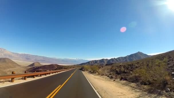 Rijden door de woestijn landschap — Stockvideo