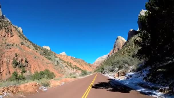 Viagem de estrada através da paisagem do deserto — Vídeo de Stock